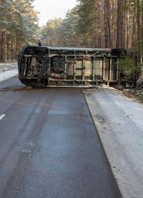 A-accidente-de-carretera-de-un-vehiculo-en-una-carretera-cica-en-el-bosque.-temporada-invierno