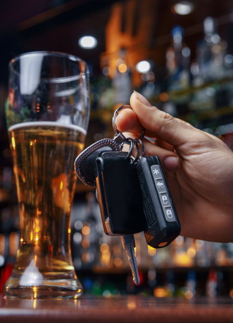 No beba y conduzca Imagen recortada de un hombre borracho hablando con un coche